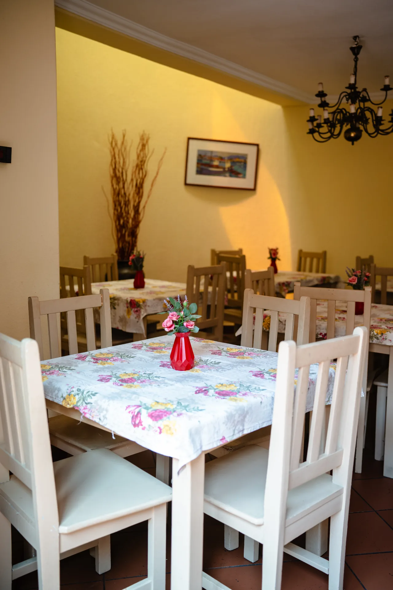 A dining table and white chairs in the Cambridge House dining room